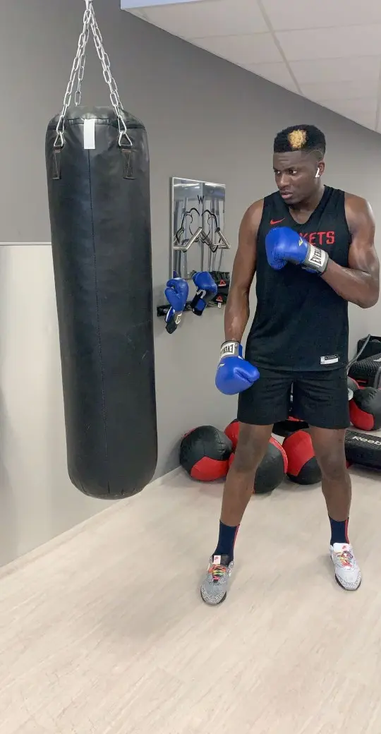 佩拉, 易讨论至少 佩拉, 易讨论至少